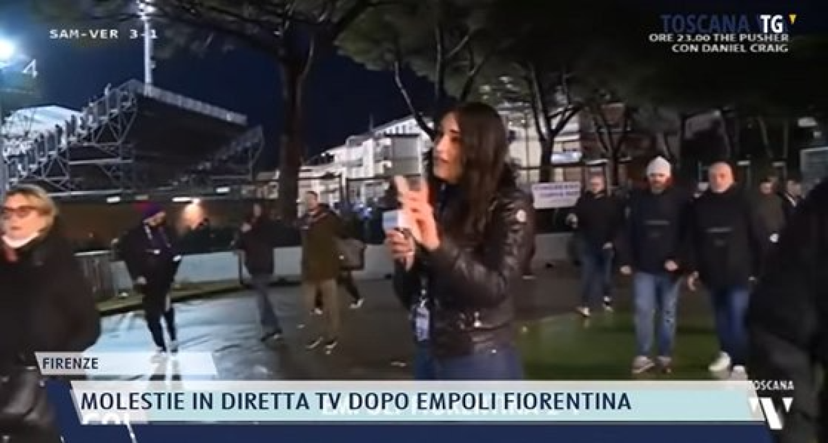 지난달 27일(현지시간) 이탈리아 프로축구 1부 리그 ‘세리에 A’의 엠폴리와 피오렌티나와의 경기 직후 토스카나TV 리포터 그레타 베카글리아가 한 남성으로부터 엉덩이를 맞은 뒤 경고하고 있다. [토스카나TV 유튜브 캡처]
