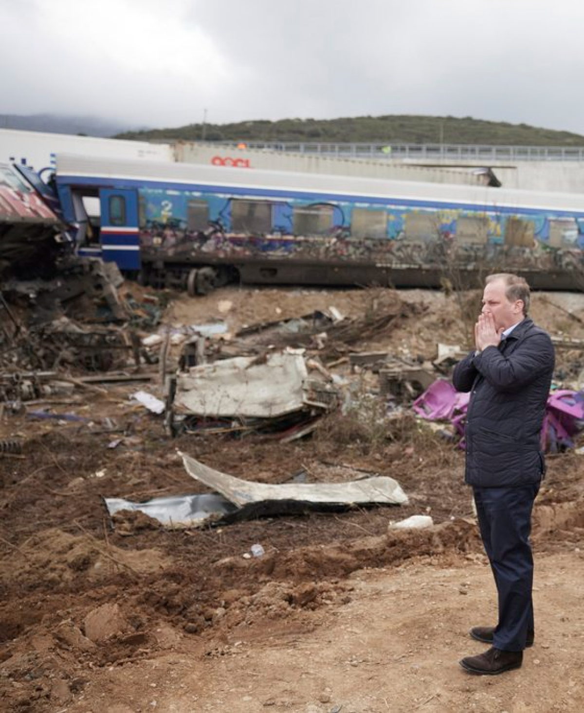 코스타스 카라만리스 그리스 교통부 장관이 1일(현지시간) 그리스 열차 충돌 사고 현장을 착잡한 표정으로 바라보고 있다. EPA=로이터