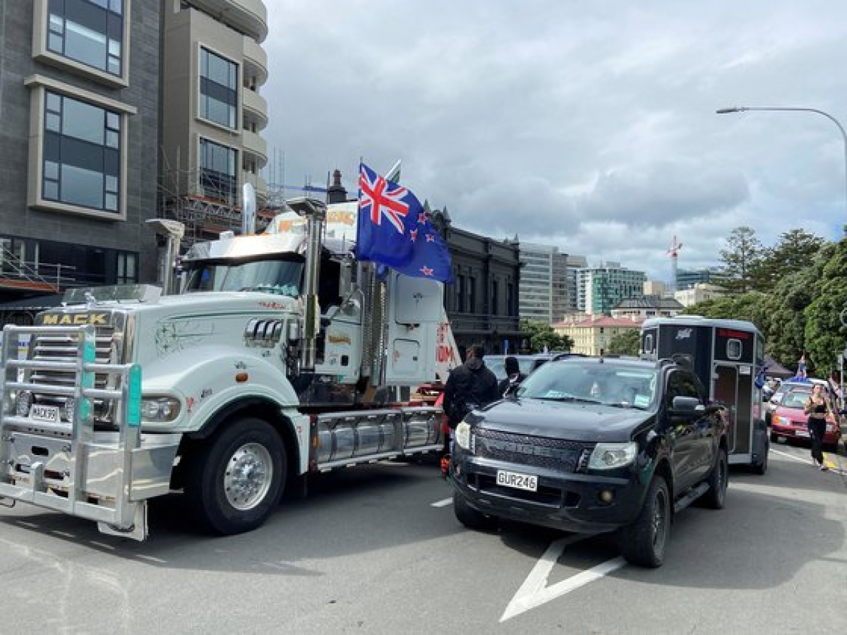 뉴질랜드 수도 웰링턴 의회 앞에 백신 반대 시위대가 모여 도로를 점거한 모습. [로이터=연합뉴스]