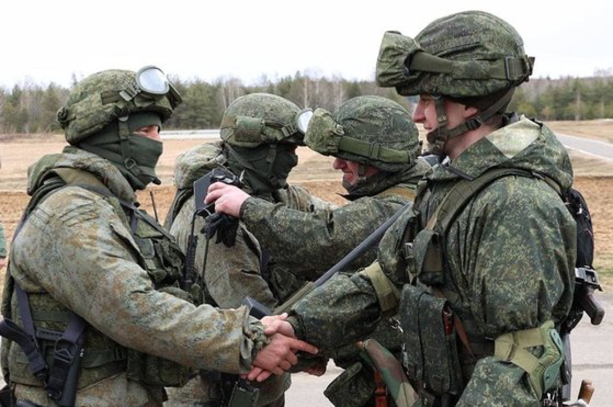 러시아 군인(왼쪽)과 벨라루스 군인이 지난달 19일 합동 군사훈련에서 악수하고 있다. AFP=연합뉴스