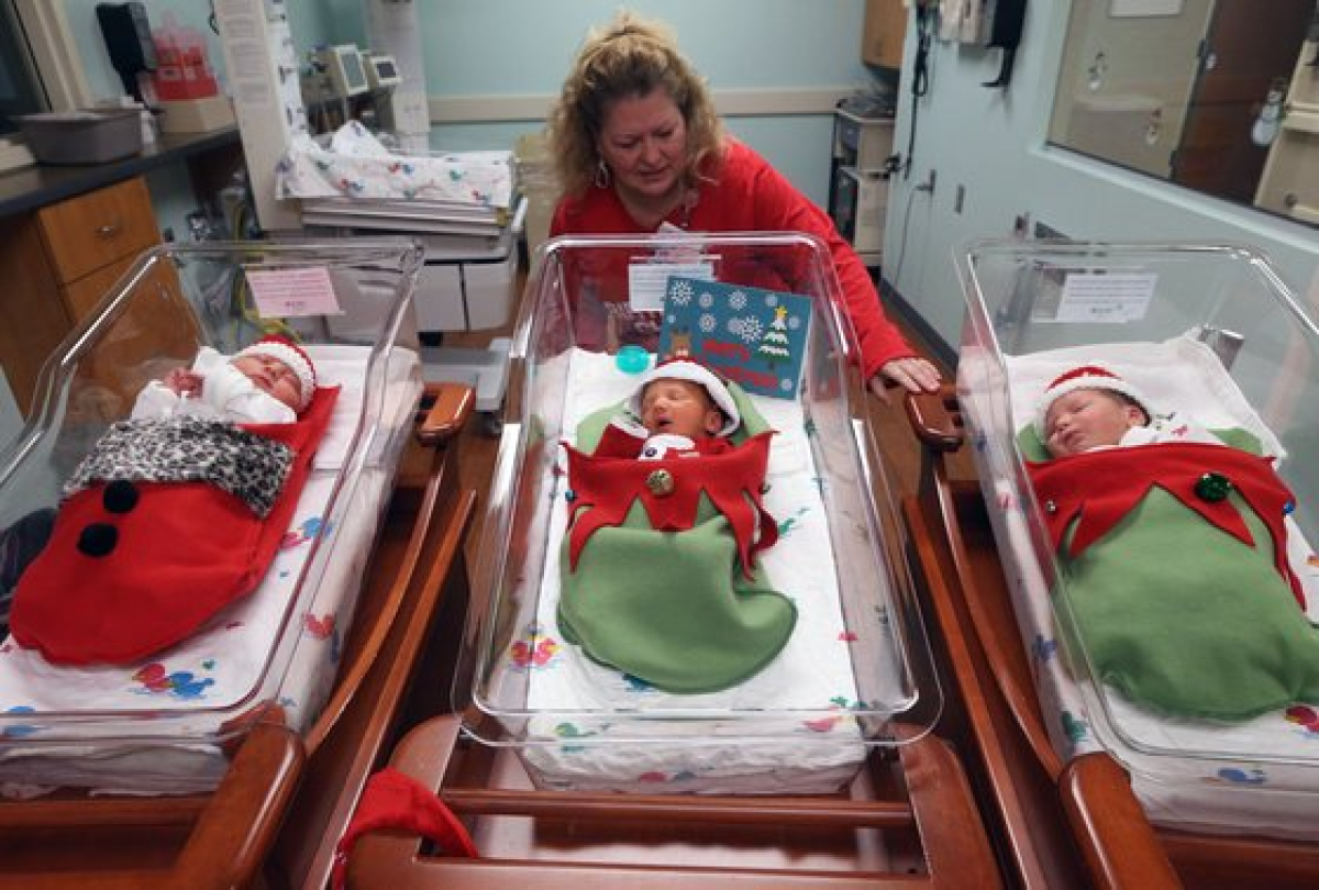 크리스마스 시즌을 맞은 미국 미주리주의 한 병원에서 간호사가 신생아들을 돌보고 있다. 코로나19 대유행 이전인 2019년 사진. [UPI=연합뉴스]
