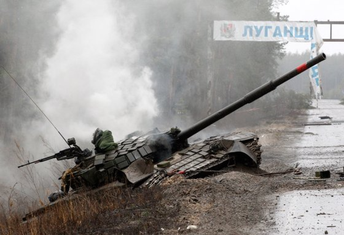 러시아군 탱크가 우크라이나군 공격에 파괴돼 연기를 내뿡고 있다. AFP=연합