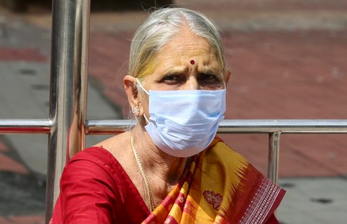 인도 케랄라주에서 코로나19 신종 변이인 JN.1이 유행하는 가운데, 한 여성이 마스크를 쓰고 있다. EPA=연합뉴스