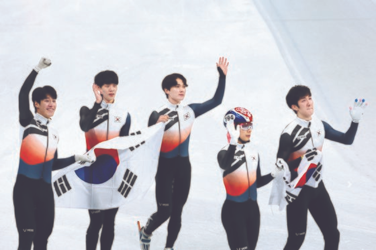 한국 남자 쇼트트랙 대표팀 선수들이 16일 2022 베이징 겨울올림픽 쇼트트랙 남자 5000m 계주에서 은메달을 딴 뒤 태극기를 흔들고 있다. 베이징=김경록 기자