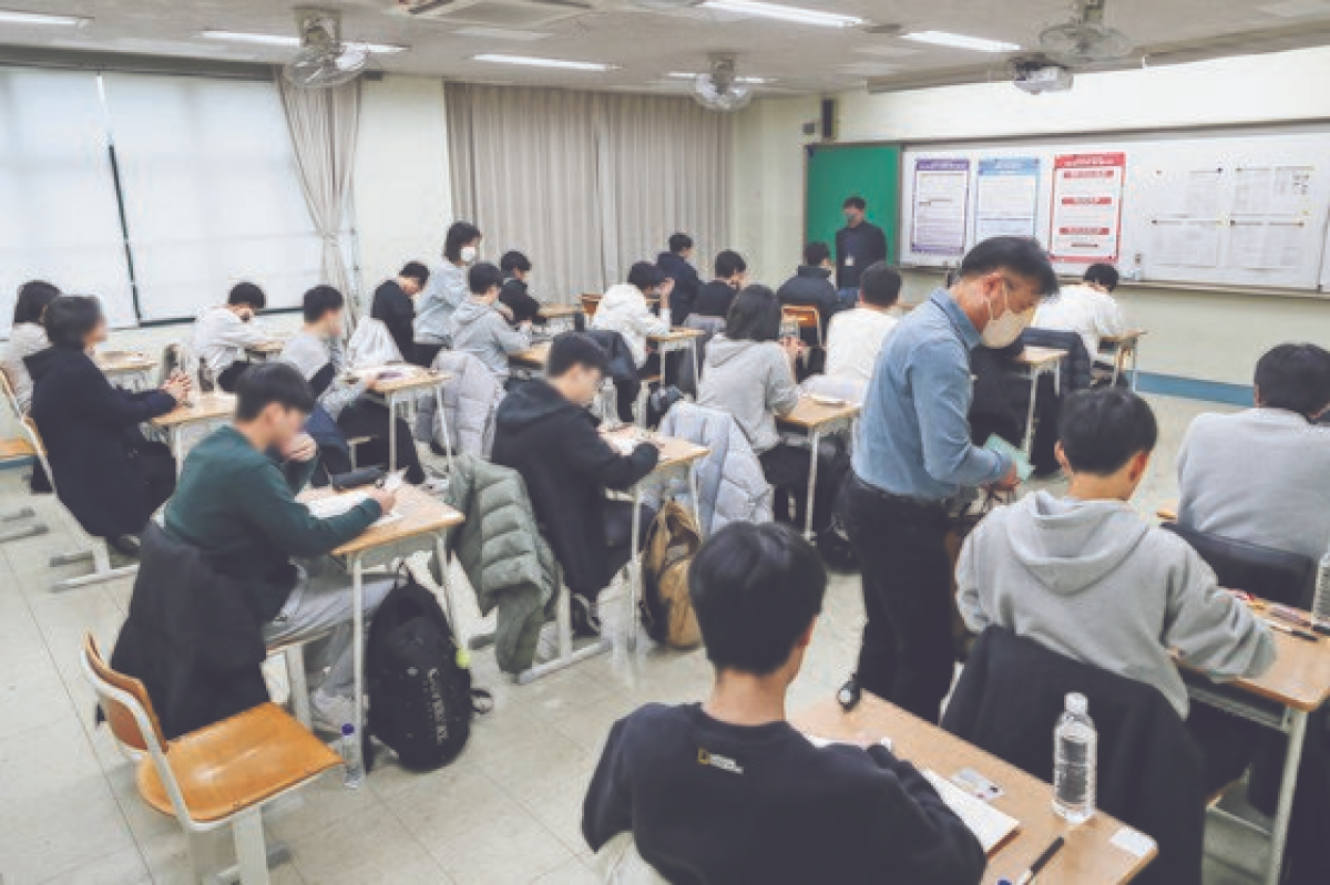 2024학년도 대학수학능력시험이 치러진 지난 16일 서울 용산고등학교에서 수험생들이 시험을 준비하고 있다. 뉴스1
