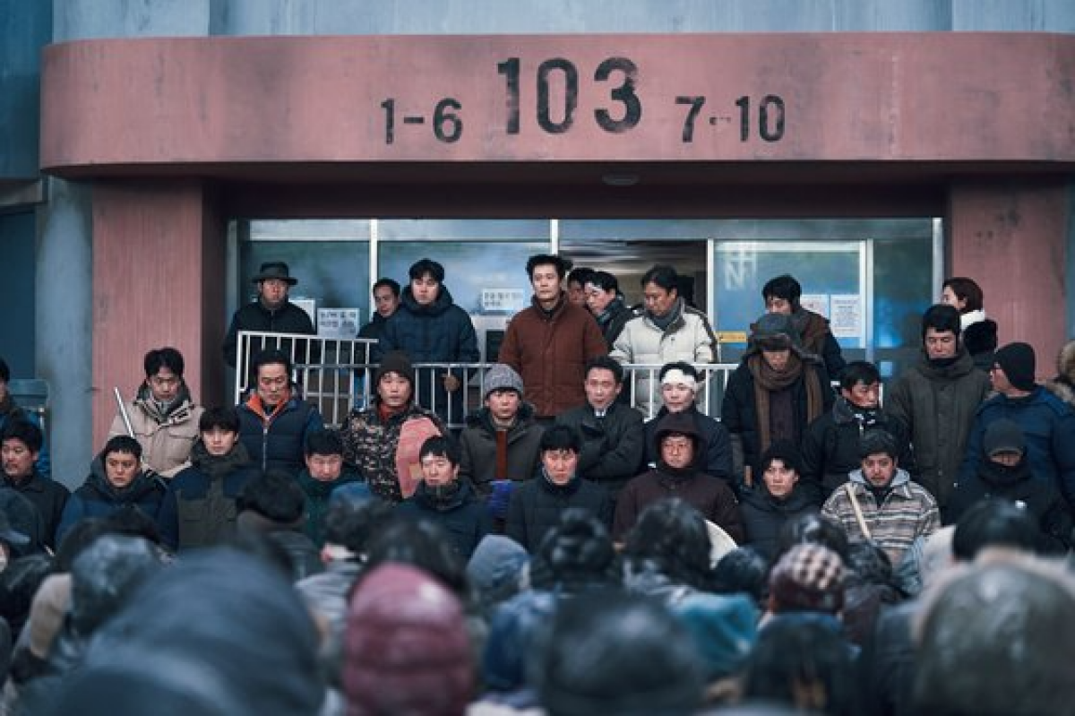 영화 ‘콘크리트 유토피아’는 대지진으로 폐허가 되어 버린 서울, 유일하게 남은 황궁 아파트로 생존자들이 모여들며 시작되는 이야기를 그린 재난 드라마다. 사진 롯데엔터테인먼트