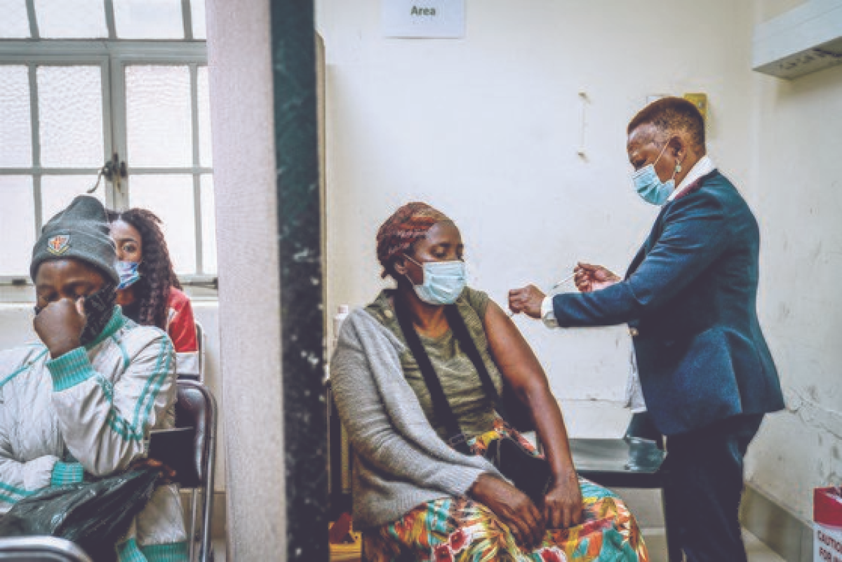 지난 6일(현지시간) 코로나19 백신을 접종하는 남아공 요하네스버그 병원. [AP=연합뉴스]