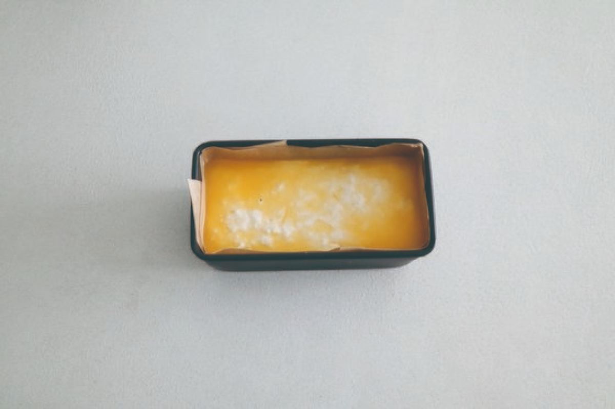 반죽 위에 버터를 부어 구우면 윗면이 바삭바삭하다. 사진 중앙북스.