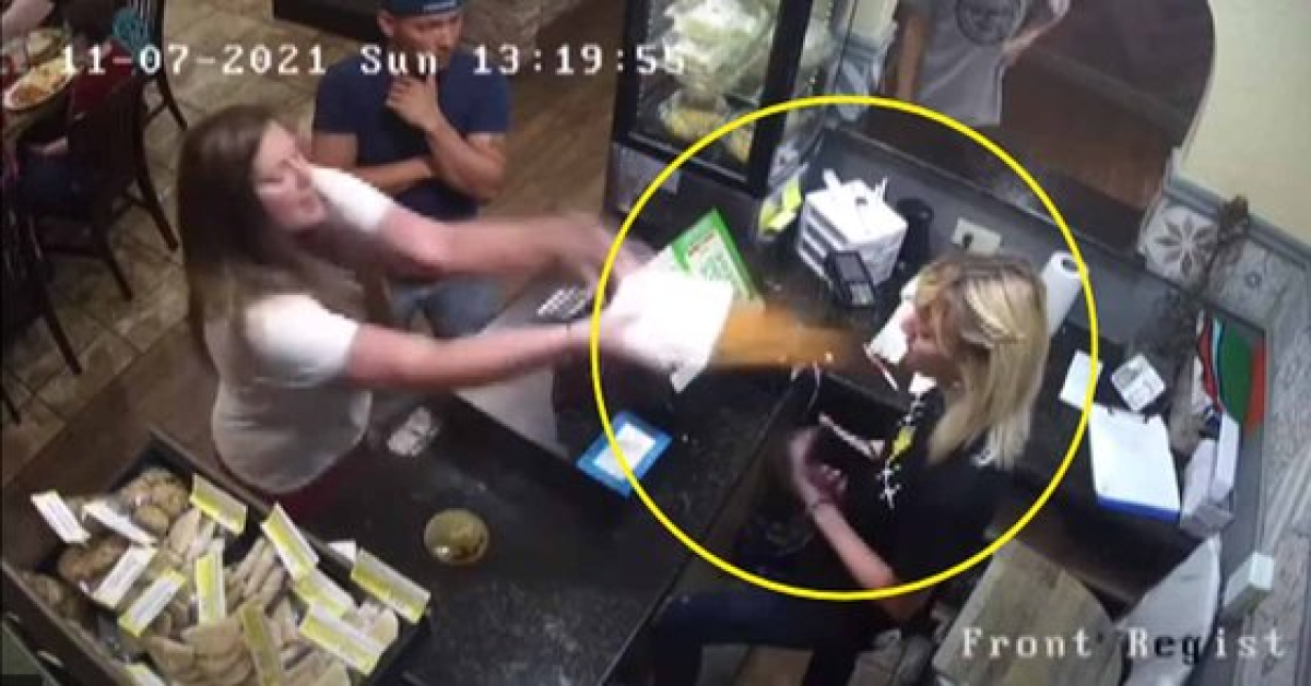 지난 7일(현지시간) 미국 텍사스의 한 레스토랑에서 한 손님이 직원의 얼굴에 수프를 던지고 있다. [KCENT-TV유튜브 캡처]