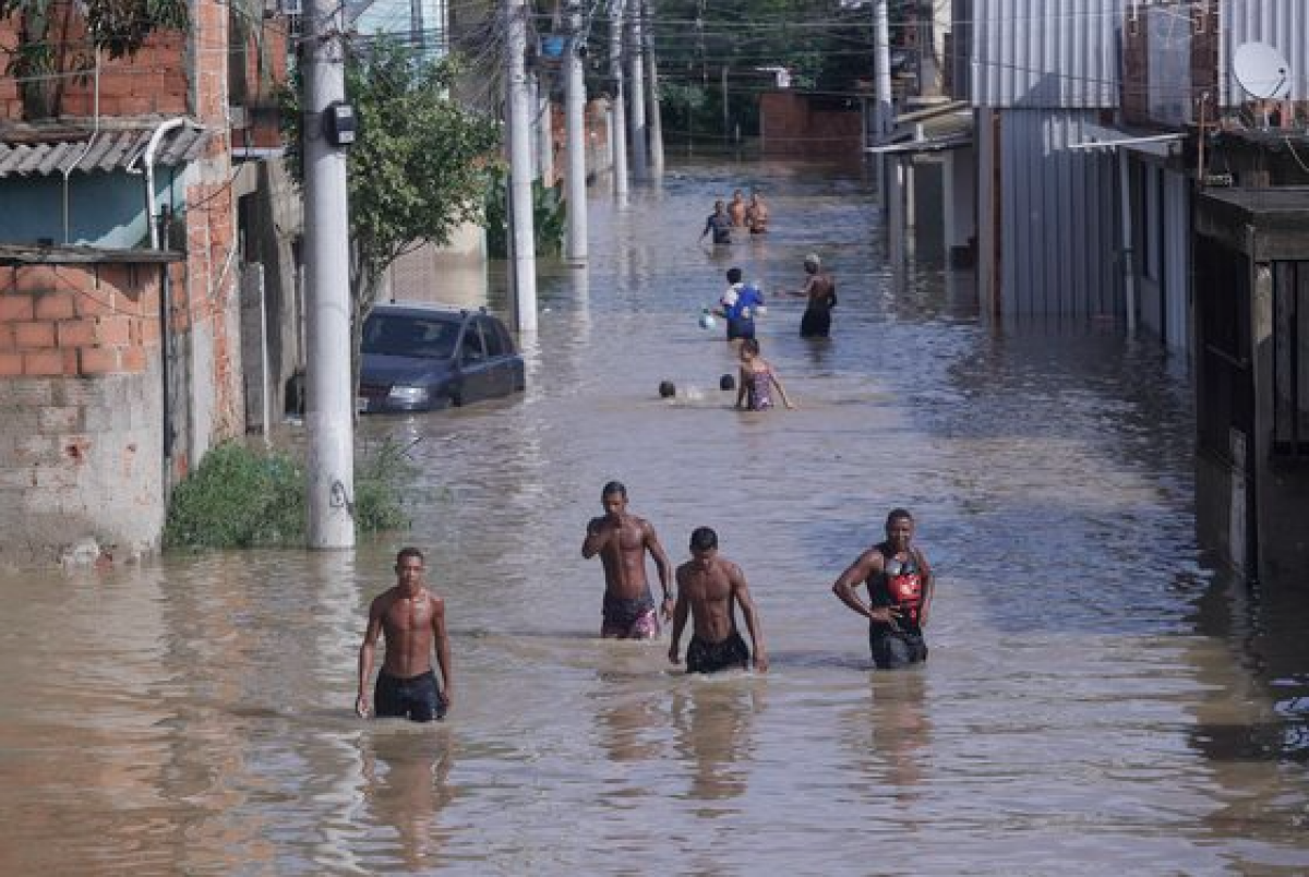 14일(현지시간) 브라질 두케 데 카시아스에서 폭우로 침수된 거리를 사람들이 걸어가고 있다. AP=연합뉴스