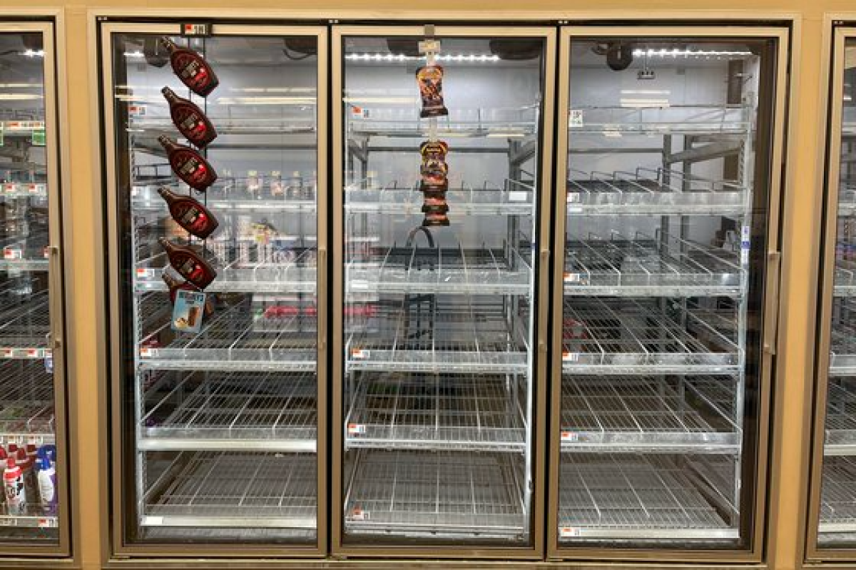 미 워싱턴의 한 식료품 가게의 유제품 냉장고가 비어있다. [AP=연합뉴스]