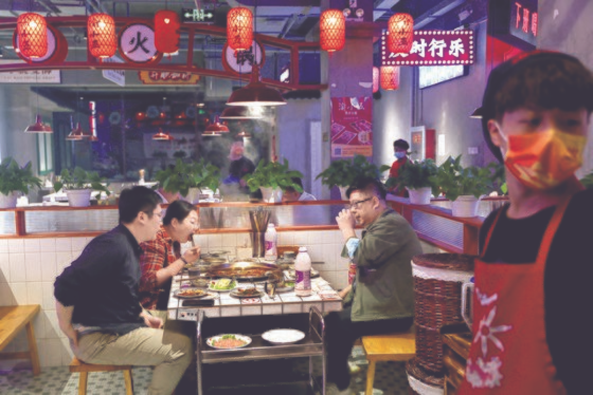 중국 베이징 훠궈 식당에서 식사하는 사람들. 베이징의 소고기값은 올해 들어 50% 이상 뛰었다. [로이터=연합뉴스]