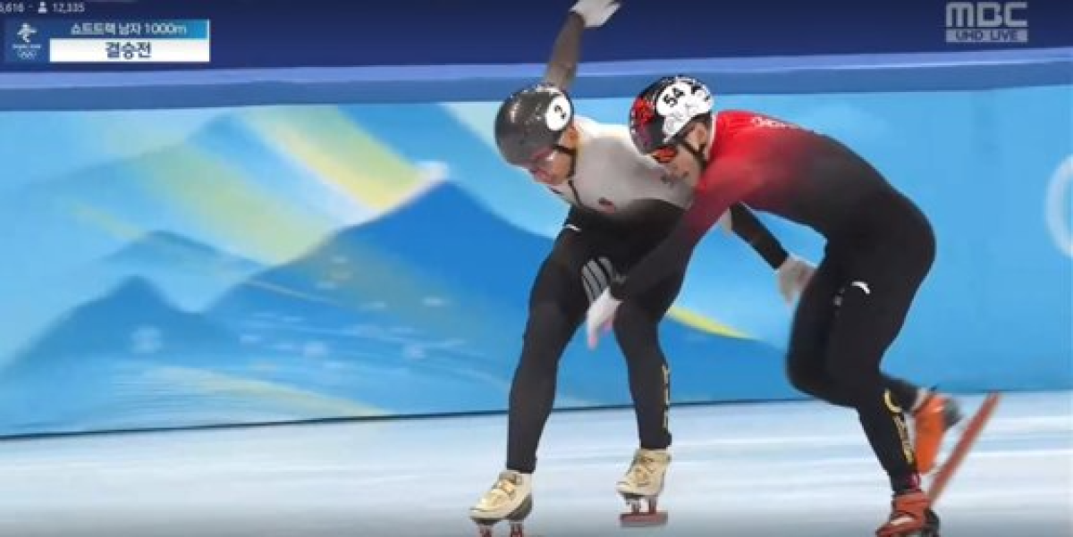 쇼트트랙 남자 1000m 결승선을 통과하면서 한 발 앞선 류사오린(왼쪽)의 팔을 잡아당기는 런쯔웨이. [MBC 중계화면 캡처]