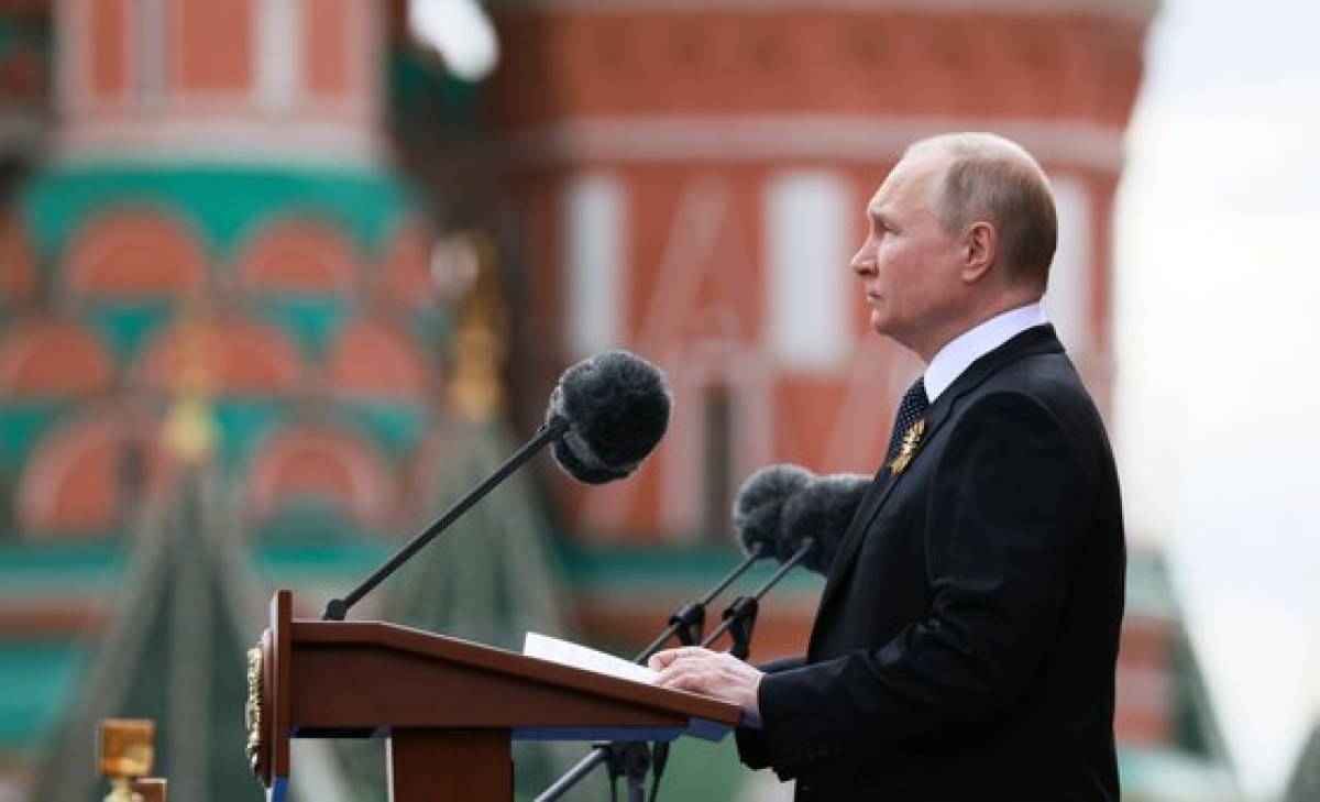 블라디미르 푸틴 러시아 대통령이 9일 러시아 모스크바 붉은광장에서 열린 전승기념일 행사에서 연설하고 있다. EPA=연합뉴스