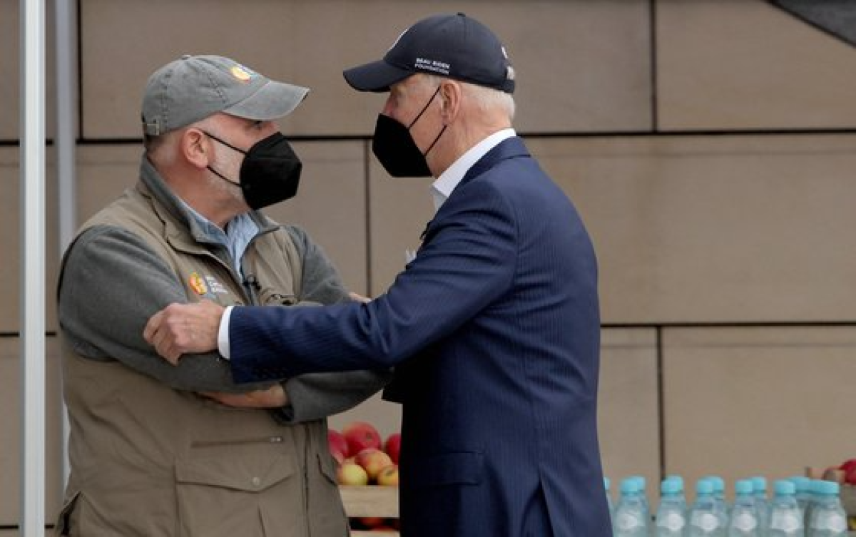 조 바이든 미국 대통령(오른쪽)이 26일(현지시간) 바르샤바의 우크라이나 난민대피소를 방문해 호세 안드레스 셰프와 이야기를 나누고 있다. 로이터=연합뉴스