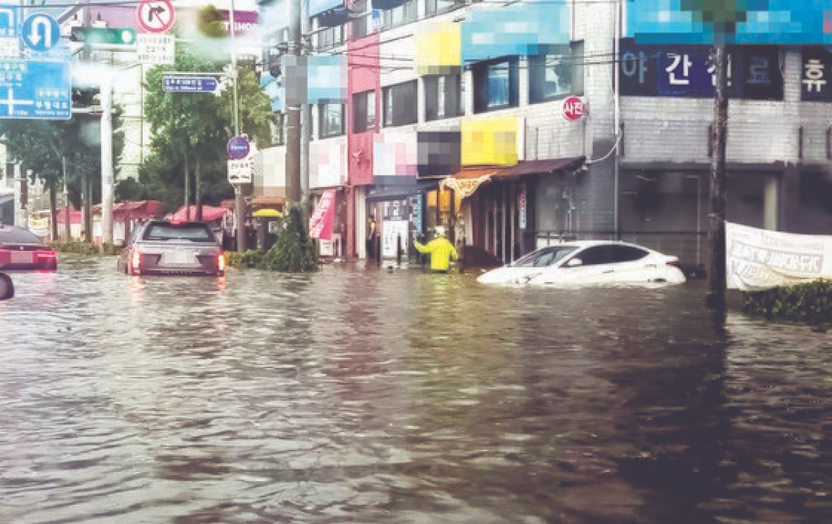 이날 낮 인천 부평구청역 인근 도로가 빗물에 잠겨 있는 모습. [연합뉴스]