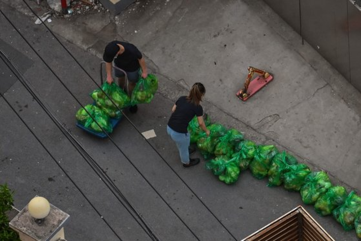 지난 11일 중국 상하이시 주민들이 채소 식료품을 배급받고 있다.[AFP=연합뉴스]