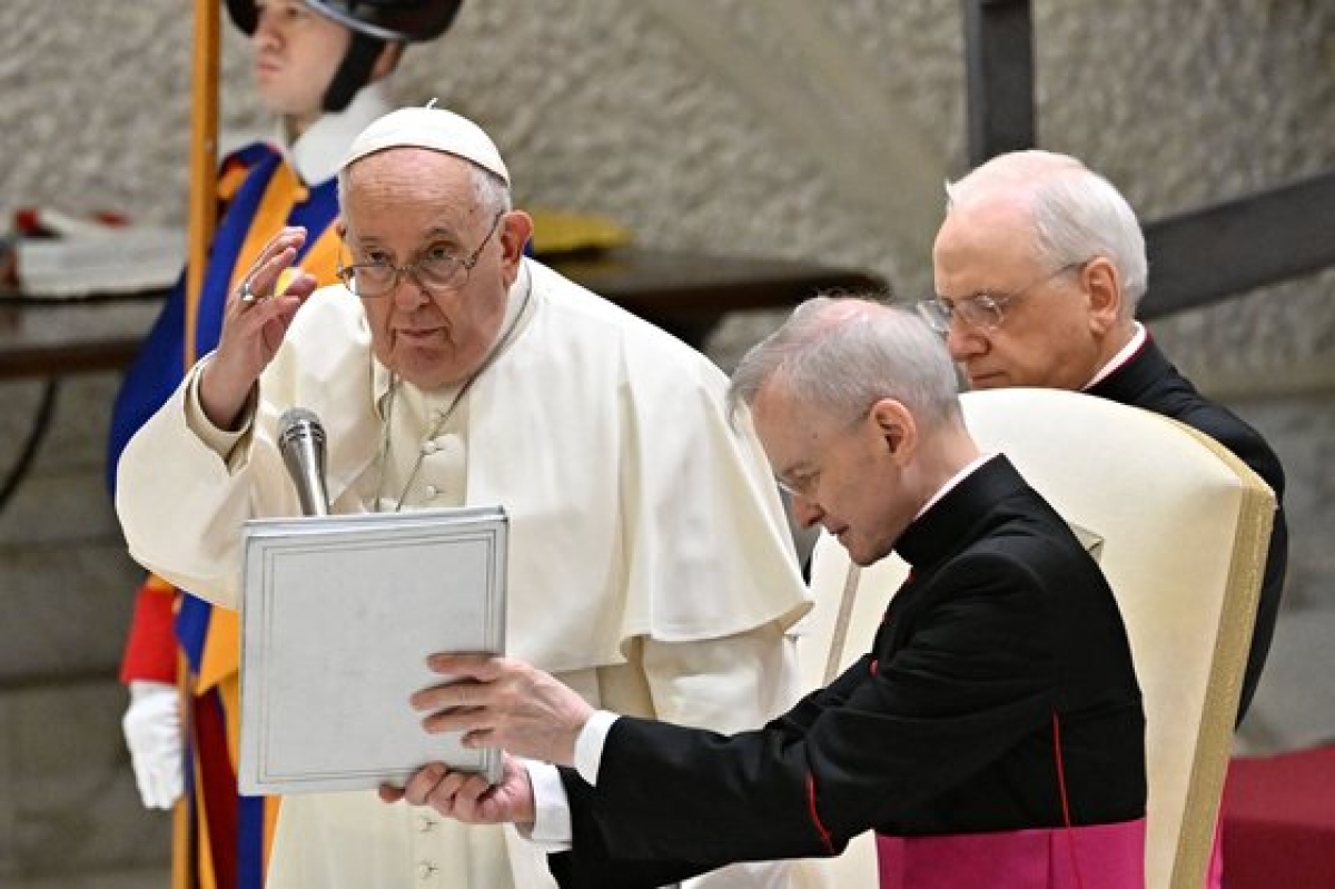 프란치스코 교황이 지난 12일 바티칸 바오로 6세 홀에서 순례자들을 축복하고 있다. AFP=연합뉴스