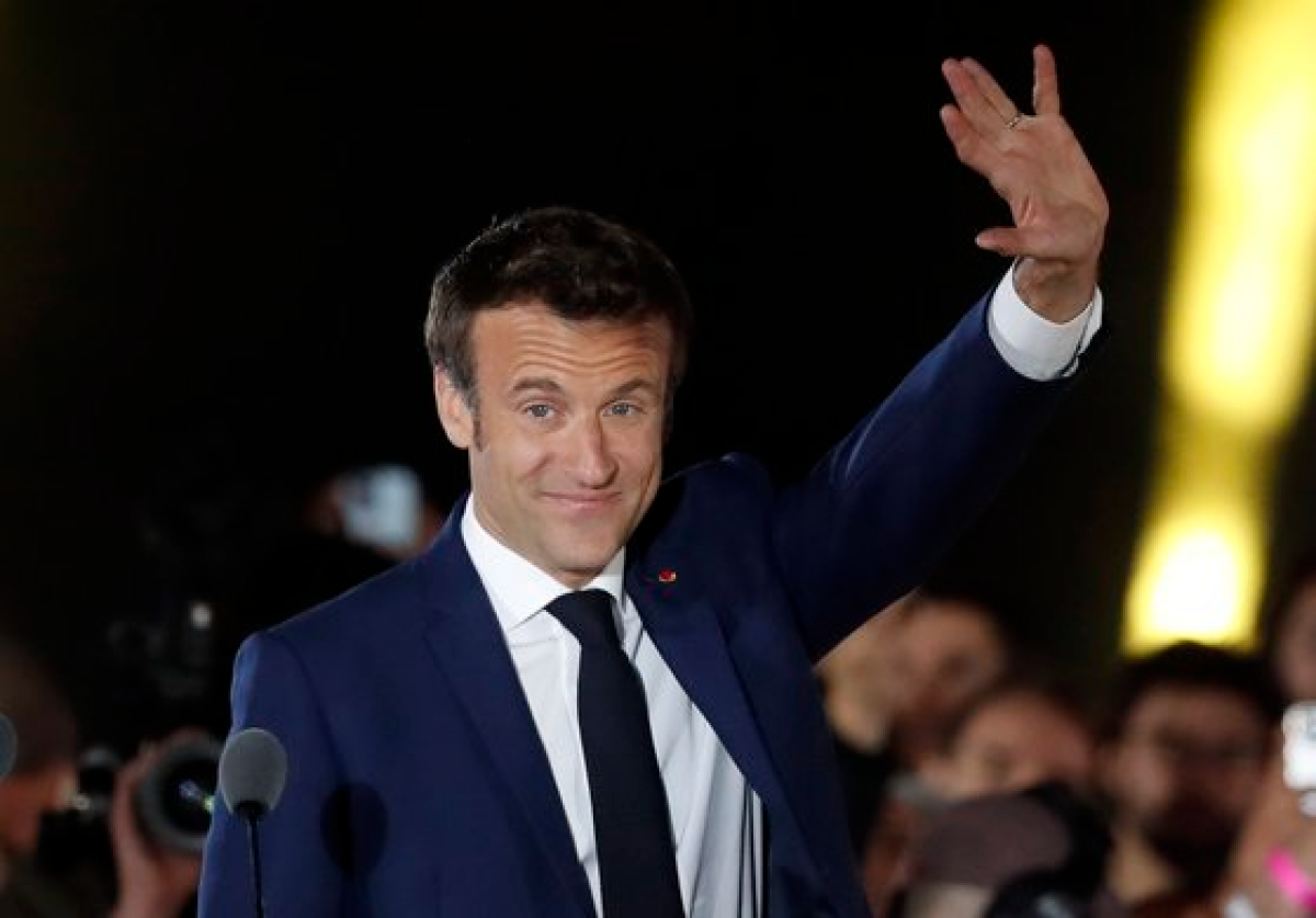 에마뉘엘 마크롱 프랑스 대통령이 24일 재선에 성공했다는 출구조사 결과가 발표된 뒤 지지자들 앞에서 손을 흔들고 있다. EPA=연합뉴스
