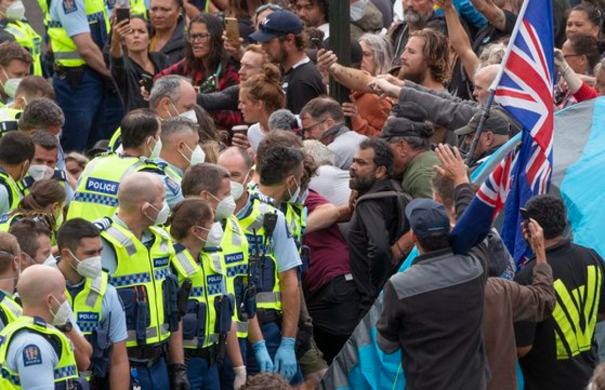 뉴질랜드 경찰이 의회를 점거한 백신 반대 시위대와 대치하고 있다. [AP=연합뉴스]