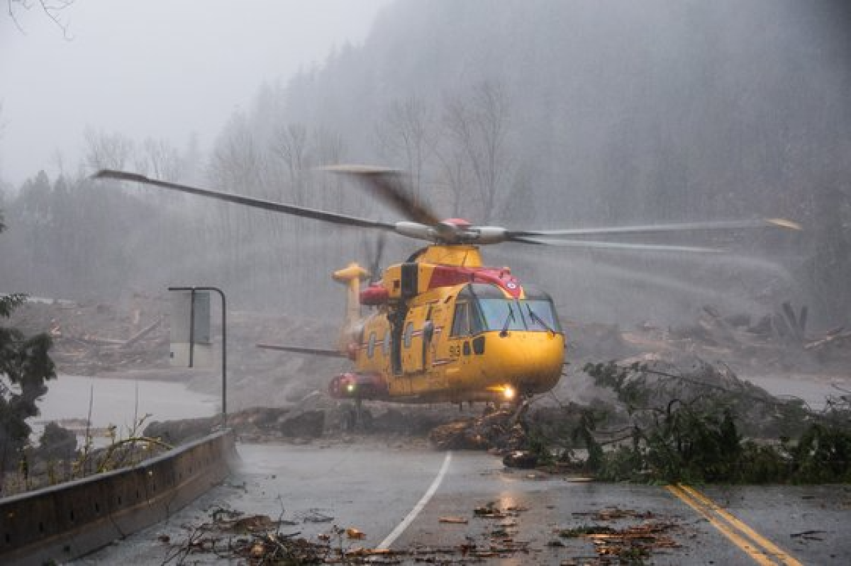 16일 캐나다 브리티시컬럼비아주 아가시즈에서 폭우로 인한 홍수로 고립된 주민을 구조하고 있는 캐나다 공군. [EPA 연합]