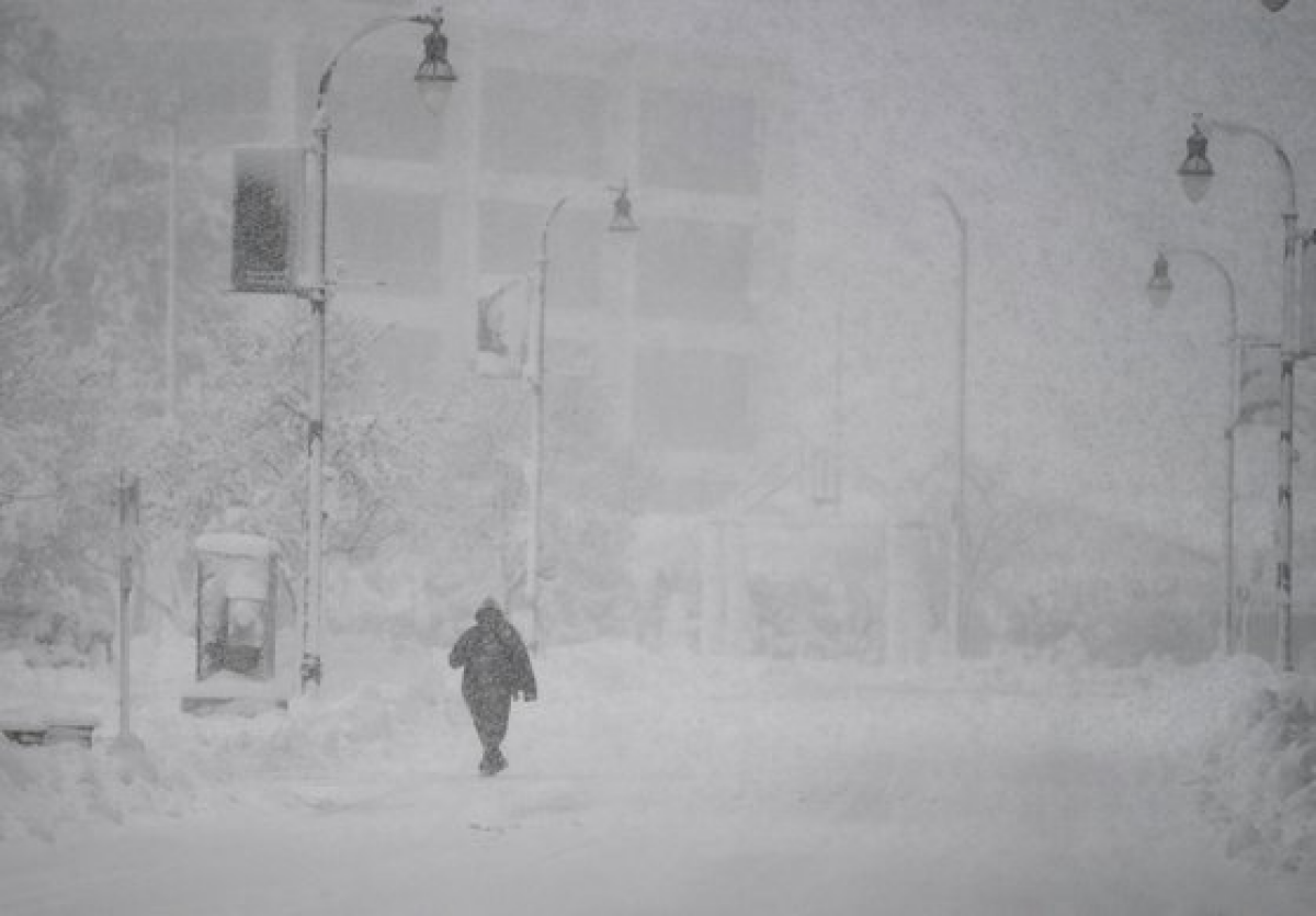 지난 7일(현지시간) 미국 매사추세츠주 우스터에서 겨울 폭풍이 몰아치는 가운데 한 사람이 텅 빈 길을 걸어가고 있다. 로이터=연합뉴스