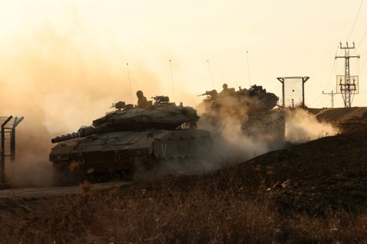 이스라엘이 팔레스타인 무장 정파 하마스 섬멸 작전을 준비 중인 가운데 이스라엘군 소속 전차가 18일 가자지구 접경 지대로 이동하고 있다. AFP=연합뉴스