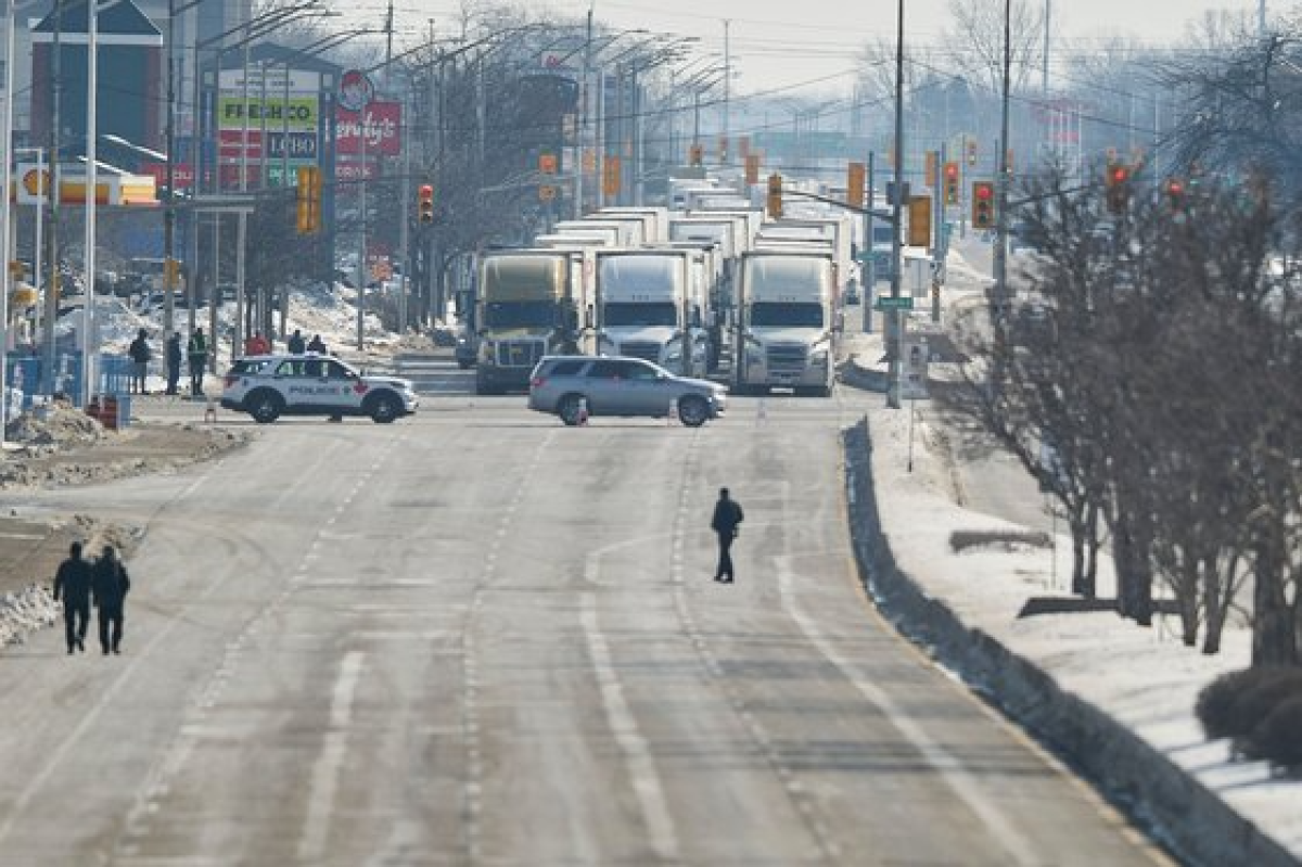 백신접종 의무화 조치에 반대하는 캐나다 트럭 운전사들이 8일 캐나다 온타리오 주 윈저와 미국 미시간 주 디트로이트를 잇는 국경 교량 앰배서더 브리지를 트럭으로 봉쇄하고 있다. [AFP=연합뉴스]