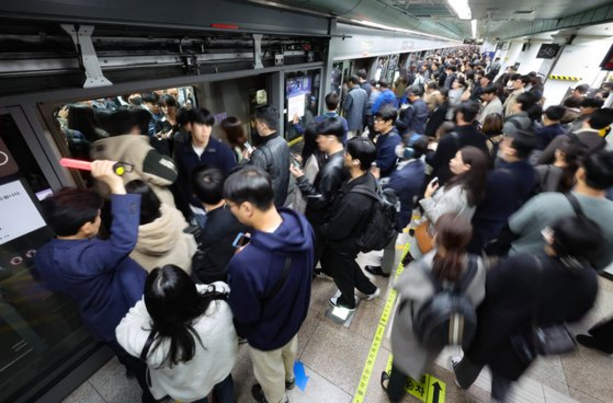 서울교통공사 노동조합이 이틀간의 경고 파업에 돌입한 9일 오후 서울 지하철 5호선 광화문역이 퇴근길에 오른 시민들로 붐비고 있다. [뉴시스]