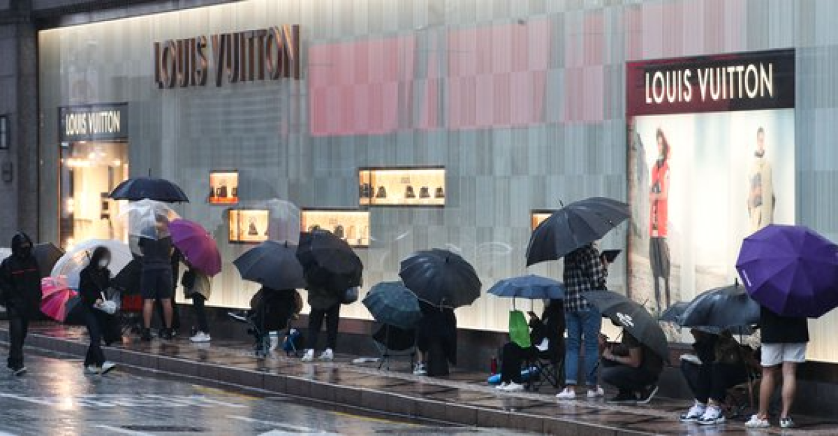 지난 10월 6일 오전 서울 중구 신세계백화점 본점 앞에서 시민들이 백화점 오픈을 기다리고 있다. 뉴시스