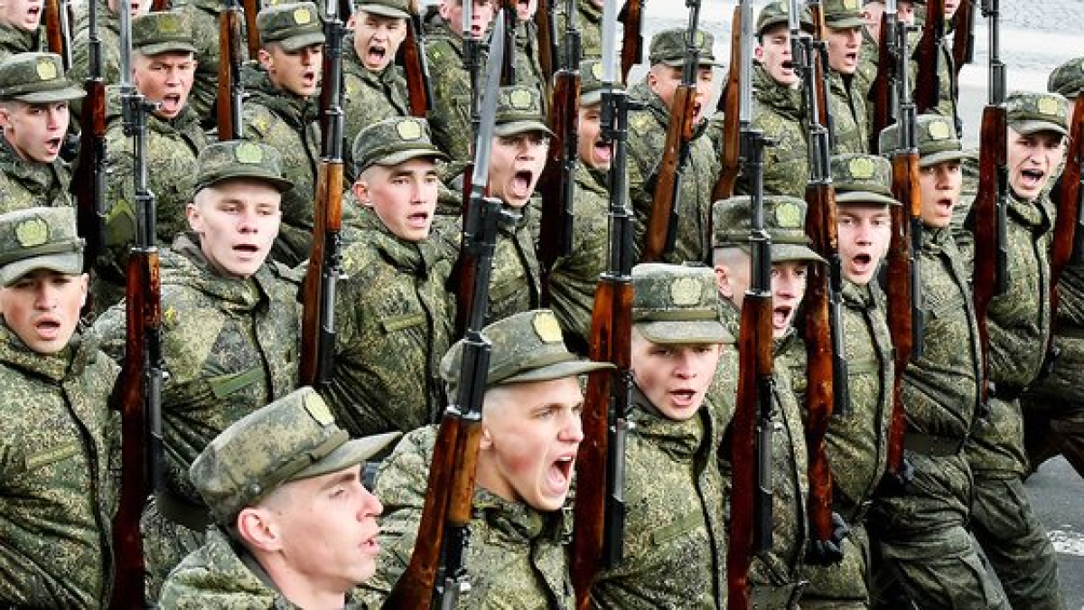 러시아군 생도들이 지난달 26일 상트페테르부르크 광장에서 열린 전승절 열병식 리허설에 참가했다. AFP=연합뉴스