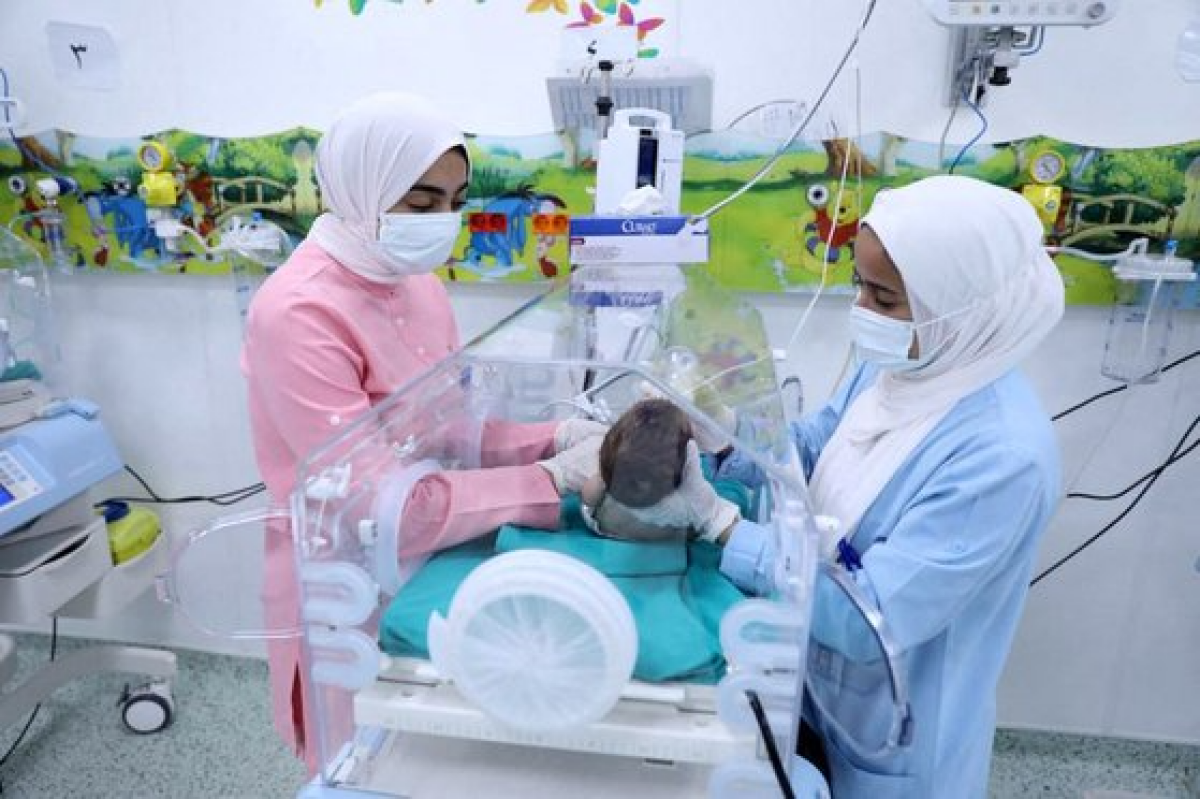 이집트 카이로의 한 병원에서 지난 20일(현지시간) 간호사들이 팔레스타인 가자지구에서 탈출한 미숙아를 돌보고 있다. [AFP=연합뉴스]