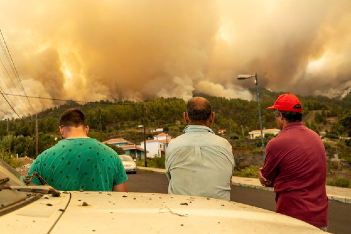 지난 15일 스페인령 카나리아 제도의 라팔마섬 주민들이 폭염으로 발생한 산불을 바라보고 있다. 주민 4000명은 대피 상태다. [AP=연합뉴스]