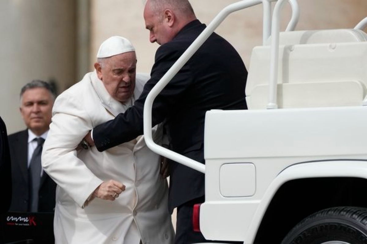 프란치스코 교황(가운데)이 29일 바티칸시국 성 베드로 광장에서 열린 주간 일반 알현을 마치고 차에 올라타는데 얼굴을 찡그리고 있다. AP=연합뉴스