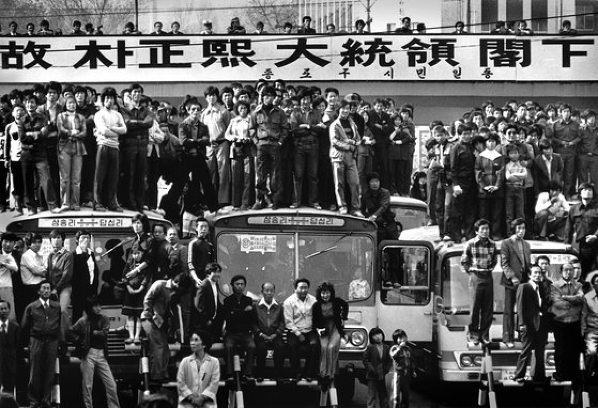 1979년 11월 3일 서울 광화문에서 박정희 전 대통령의 장례행렬을 지켜보는 사람들. 생과 사의 간극이 선명하다. [사진 김녕만]