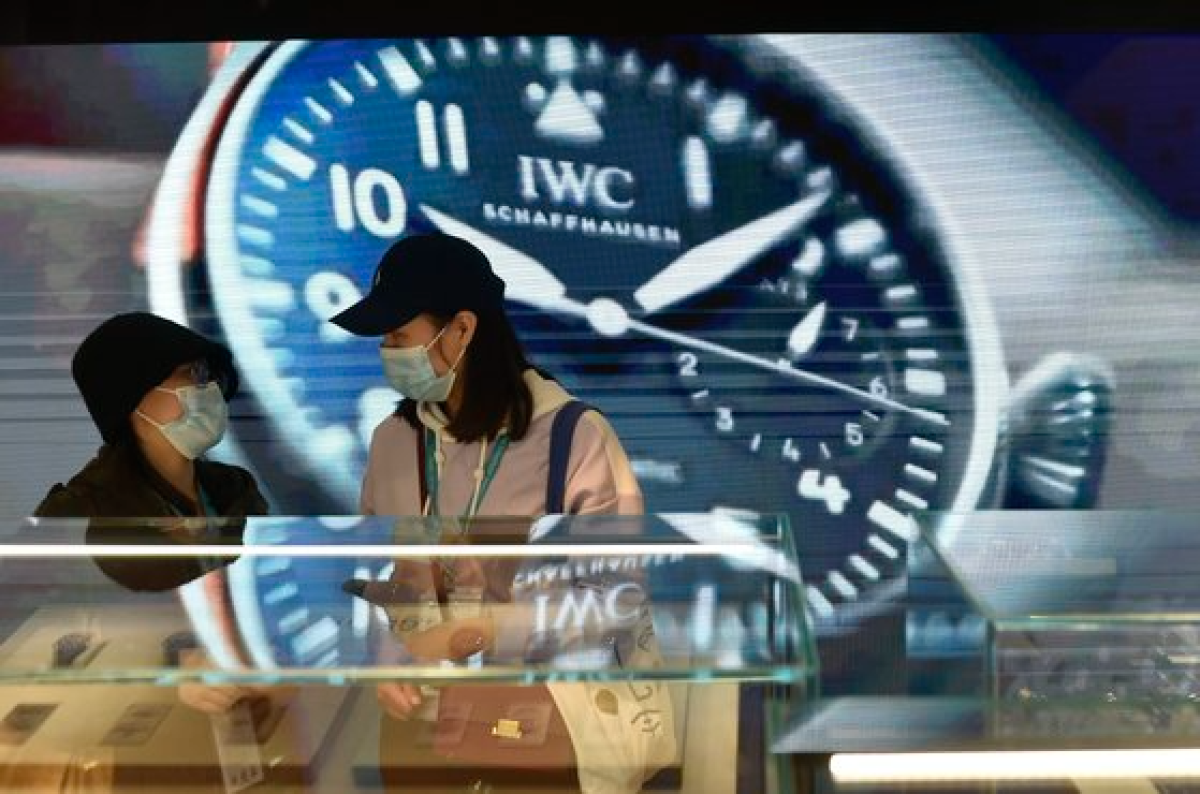 지난 11월 중국 상하이에서 열린 제4차 중국 국제수입박람회(CIIE)에서 방문객들이 시계 전시장을 찾았다. [신화=연합뉴스]