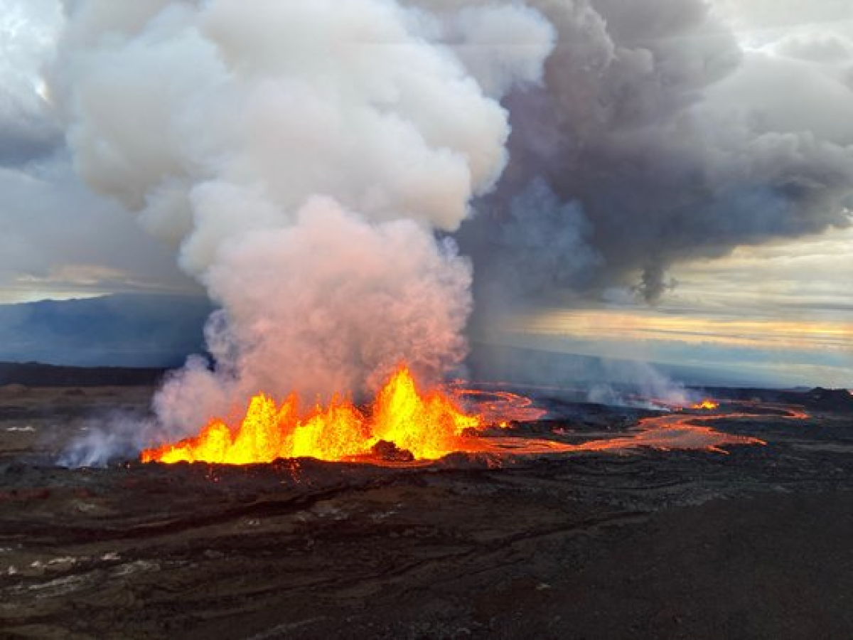 지난 29일(현지시간) 미국 하와이의 활화산 마우나 로아에서 용암이 분출되고 있는 모습. 로이터=연합뉴스