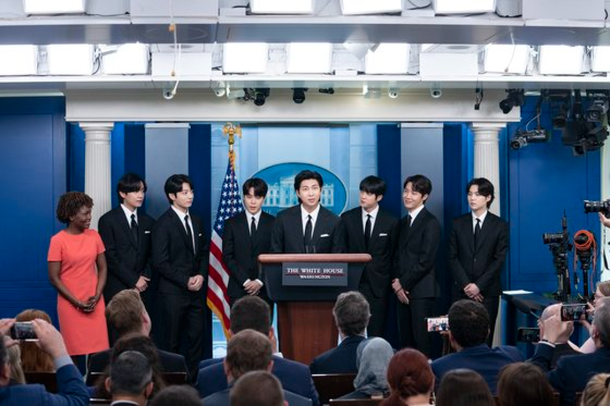 방탄소년단(BTS)의 RM이 31일(현지시간) 멤버들과 함께 미국 워싱턴DC 백악관 브리핑룸에서 발언하고 있다. [사진 하이브]