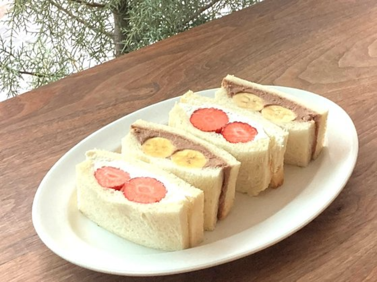 과일 샌드위치는 만든 후 냉장고에서 1시간 이상 넣어둬야 한다. 사진 김희경