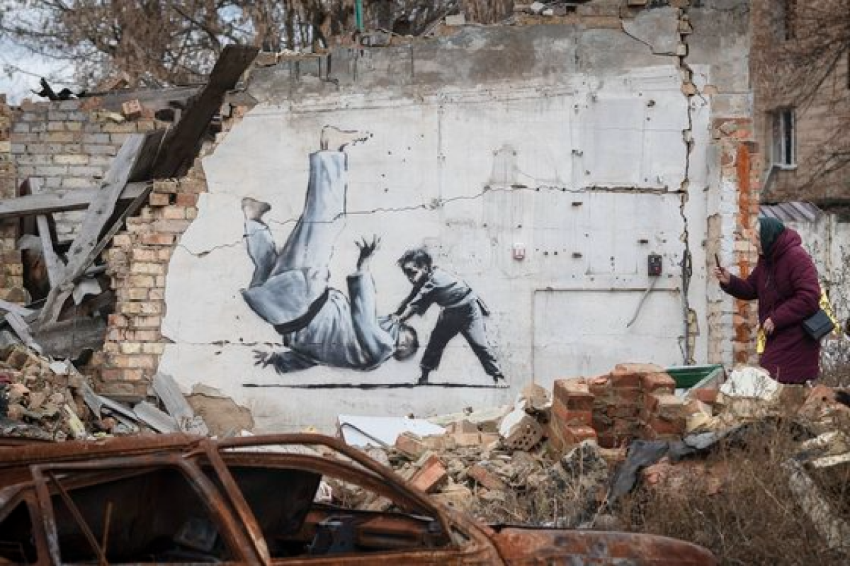 뱅크시가 우크라이나 수도 키이우 인근 보로디안카에서 러시아의 포격으로 폐허가 된 건물의 벽에 그린 벽화. AP=연합뉴스