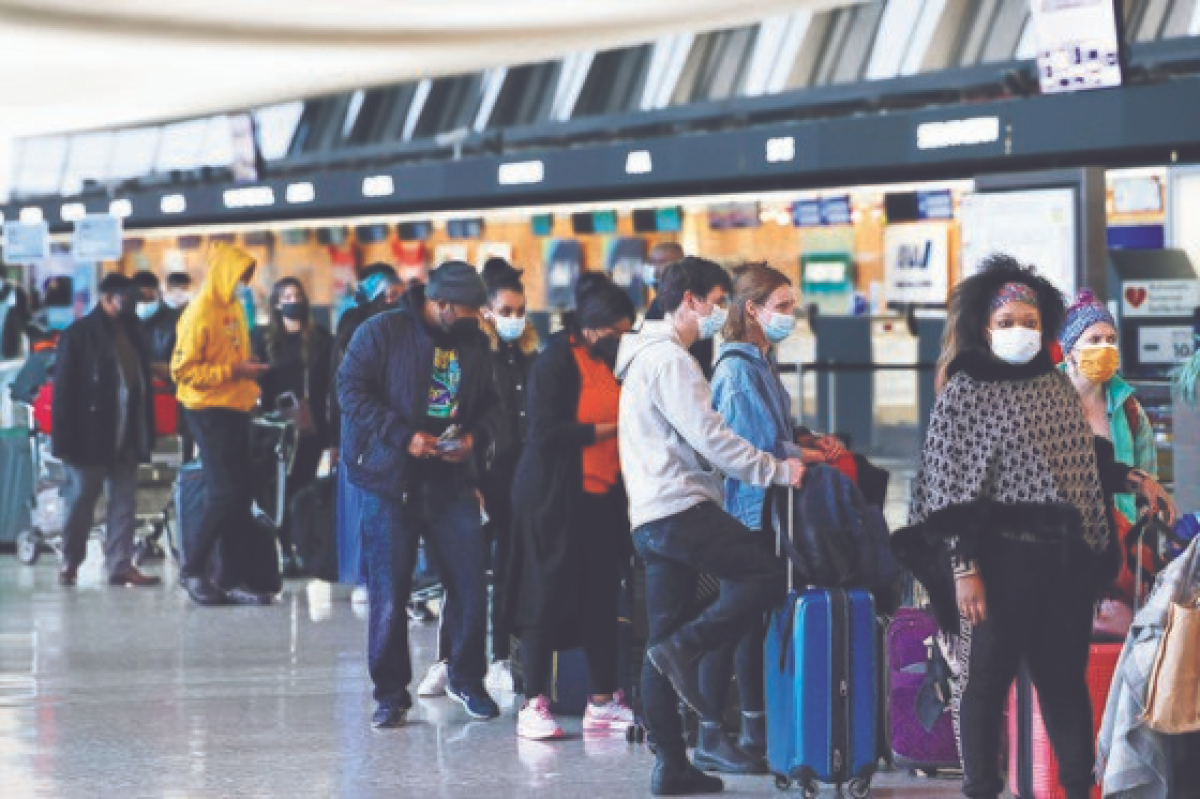 미국 워싱턴 인근 덜레스 국제공항에서 지난 27일 승객들이 탑승 수속을 기다리고 있다. 이날 코로나19 확산에 따른 항공인력 부족으로 최소 2600편의 비행이 취소됐다. [AFP=연합뉴스]