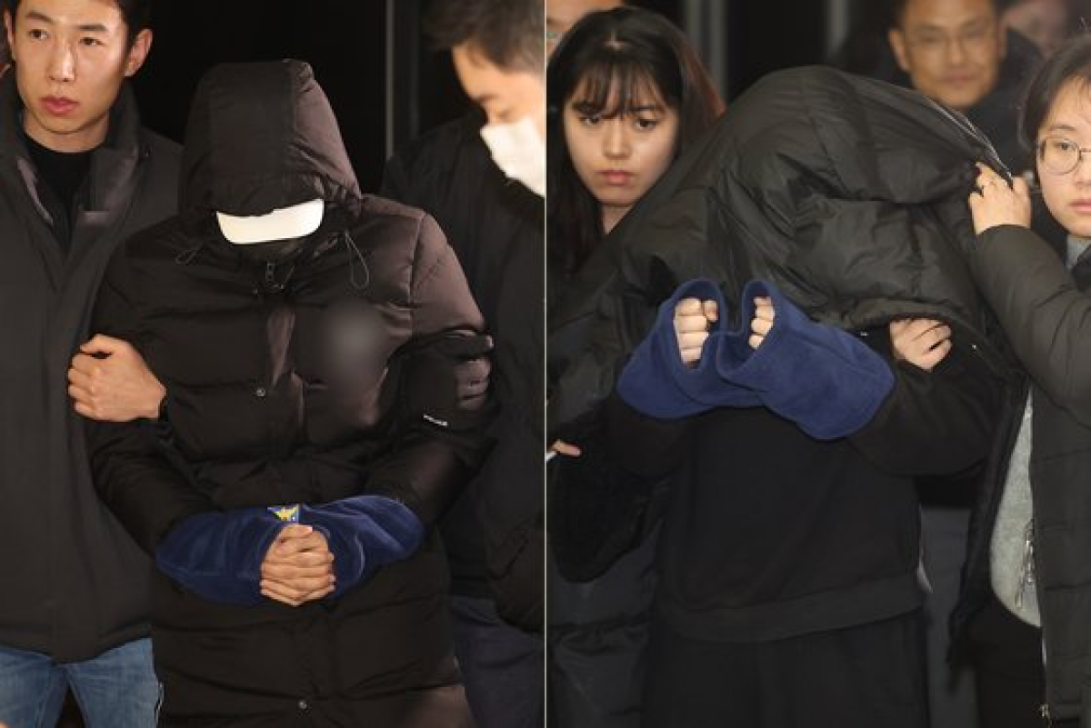 경복궁 담장을 스프레이로 낙서해 훼손하고 도주했던 남녀 피의자들이 경찰에 체포돼 지난 19일 서울 종로구 종로경찰서에 들어오고 있다. 연합뉴스
