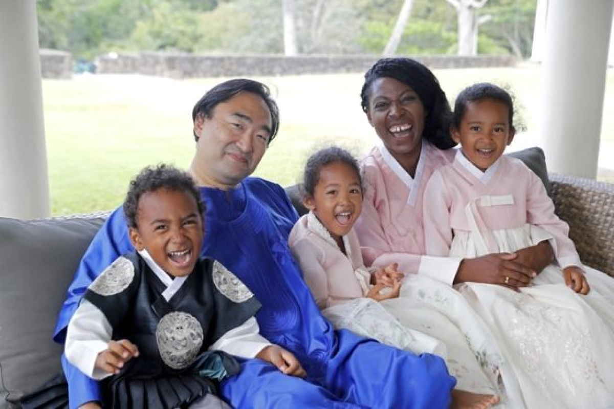 아프리카 윤과 한국계 미국인 남편, 세 아이의 모습. 사진 블랙유니콘