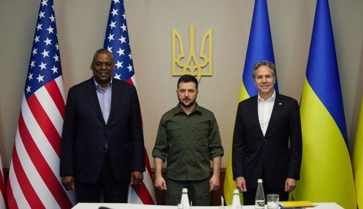 볼로디미르 젤렌스키 우크라이나 대통령(가운데)이 24일(현지시간) 수도 키이우를 방문한 토니 블링컨 미국 국무장관(오른쪽), 로이드 오스틴 미국 국방장관과 회담을 하기 전에 함께 사진을 찍고 있다. [로이터=연합뉴스]