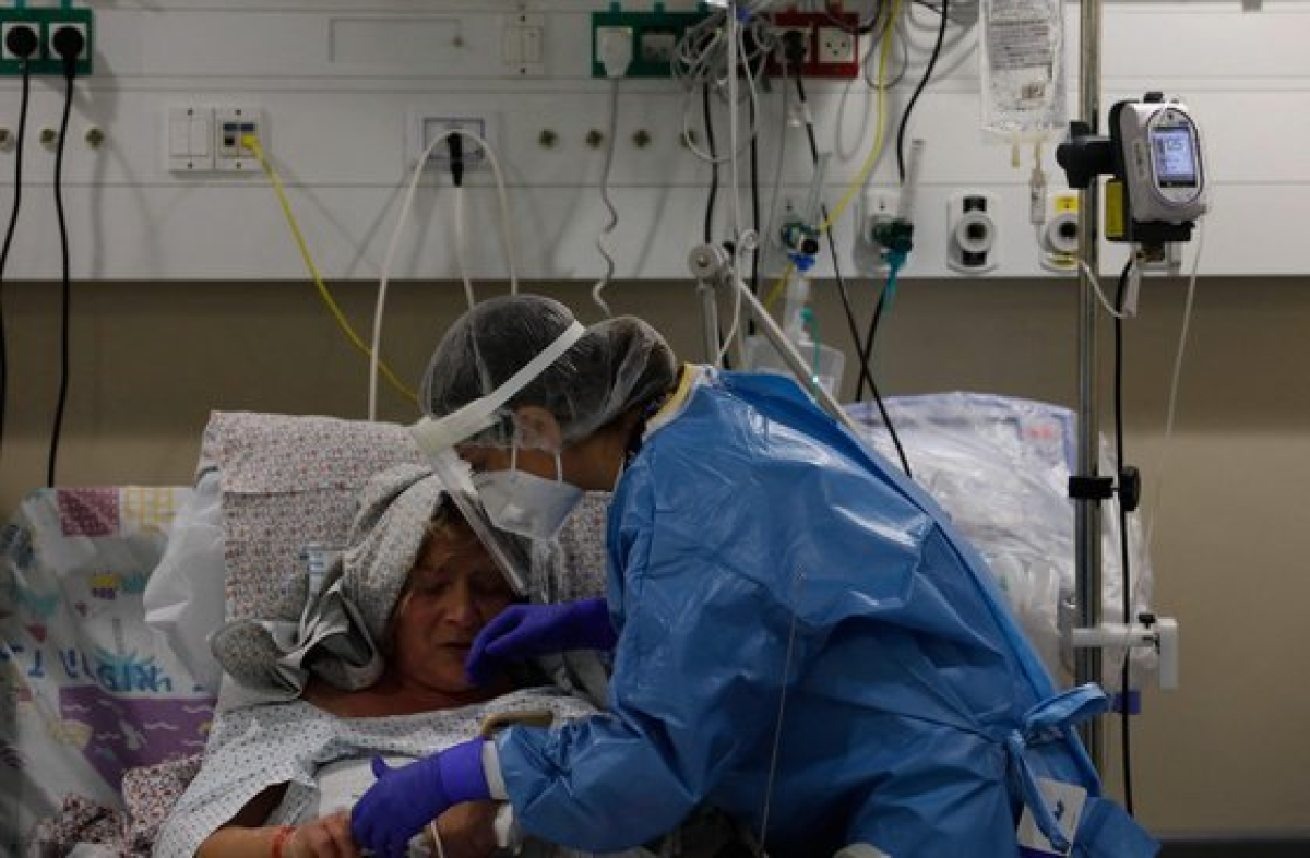 이스라엘에서 의료진이 코로나19 환자를 돌보고 있다.[AFP=연합뉴스]