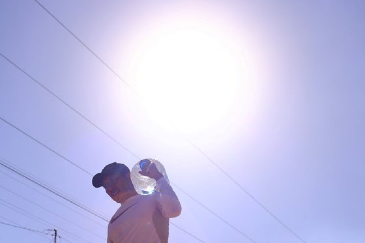 멕시코서 폭염 속 물통을 이고 가는 남성. 로이터=연합뉴스