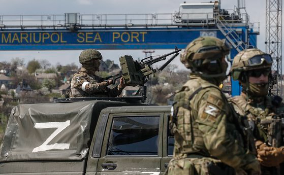 러시아 군인들이 지난달 29일 우크라이나 남부 항구도시 마리우폴에서 경비를 서고 있다. EPA=연합뉴스