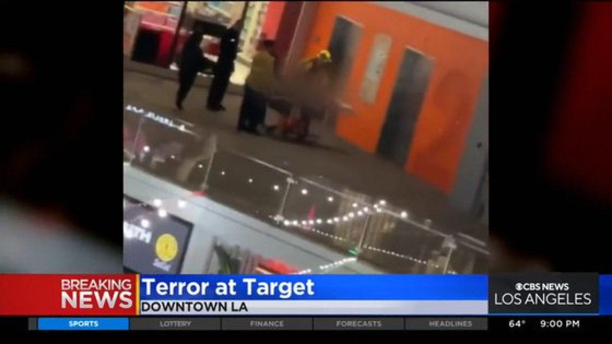 16일(현지시간) CNN, LA타임스 등 외신에 따르면 로스앤젤레스의 한 쇼핑몰에서 한국 항공사 소속 승무원 A(25)씨가 지난 15일 오후 6시20분쯤 40대로 추정되는 노숙자로부터 피습을 당했다. 사진 LA CBS뉴스 캡처