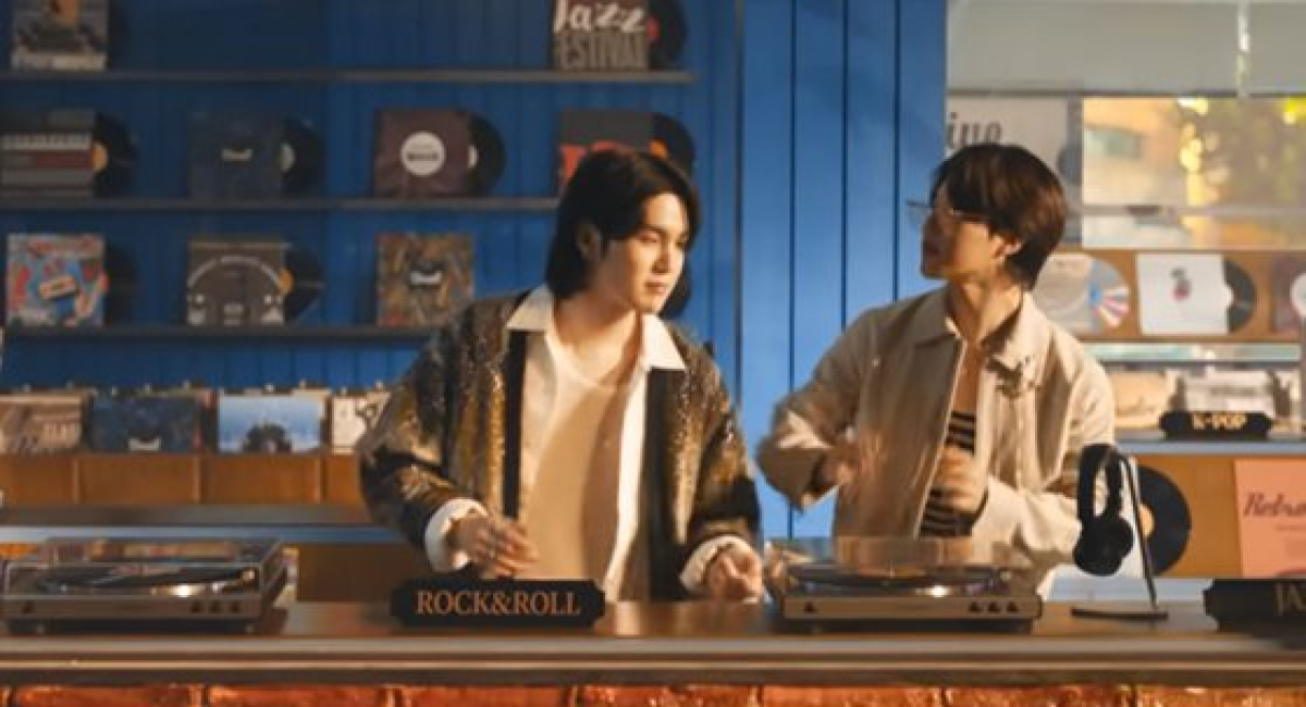 '필 더 리듬 오브 코리아 위드 BTS' 대전편에 등장한 슈가(왼쪽)와 지민. 사진 한국관광공사 유튜브 영상 캡처