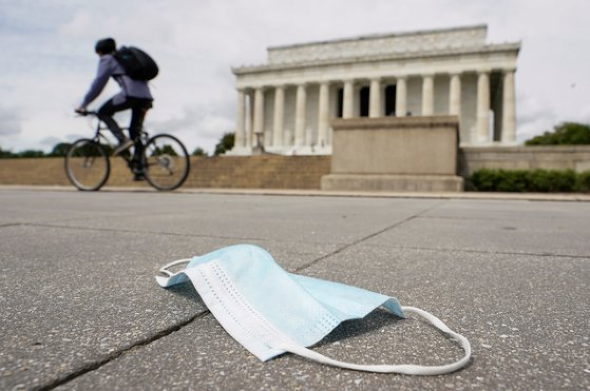 미국 워싱턴 링컨기념관 앞에 마스크가 버려져있다. 로이터=연합뉴스
